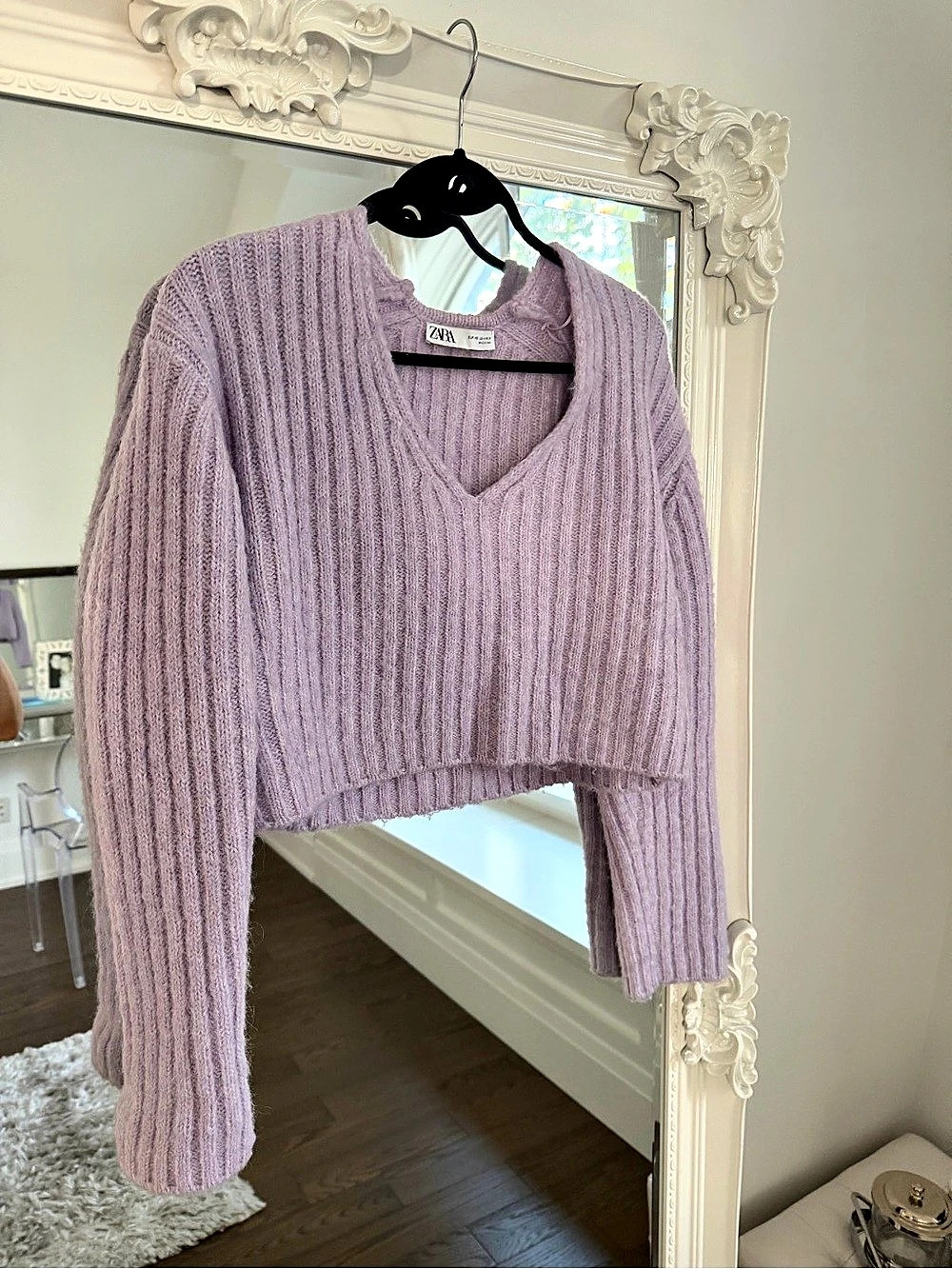 Zara V-Neck Sweater in Purple Size Medium Like New